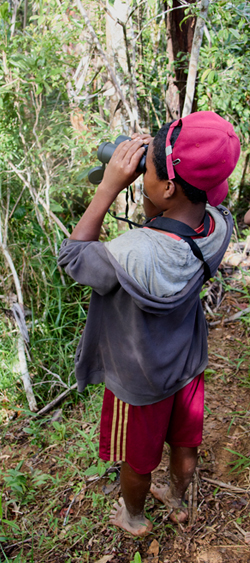 Enfant participant à une classe verte organisée par l'association Helpsimus à Madagascar